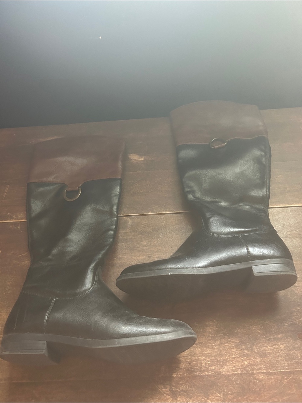 Classic Two-Tone Boot in Black and Brown Size 6.5